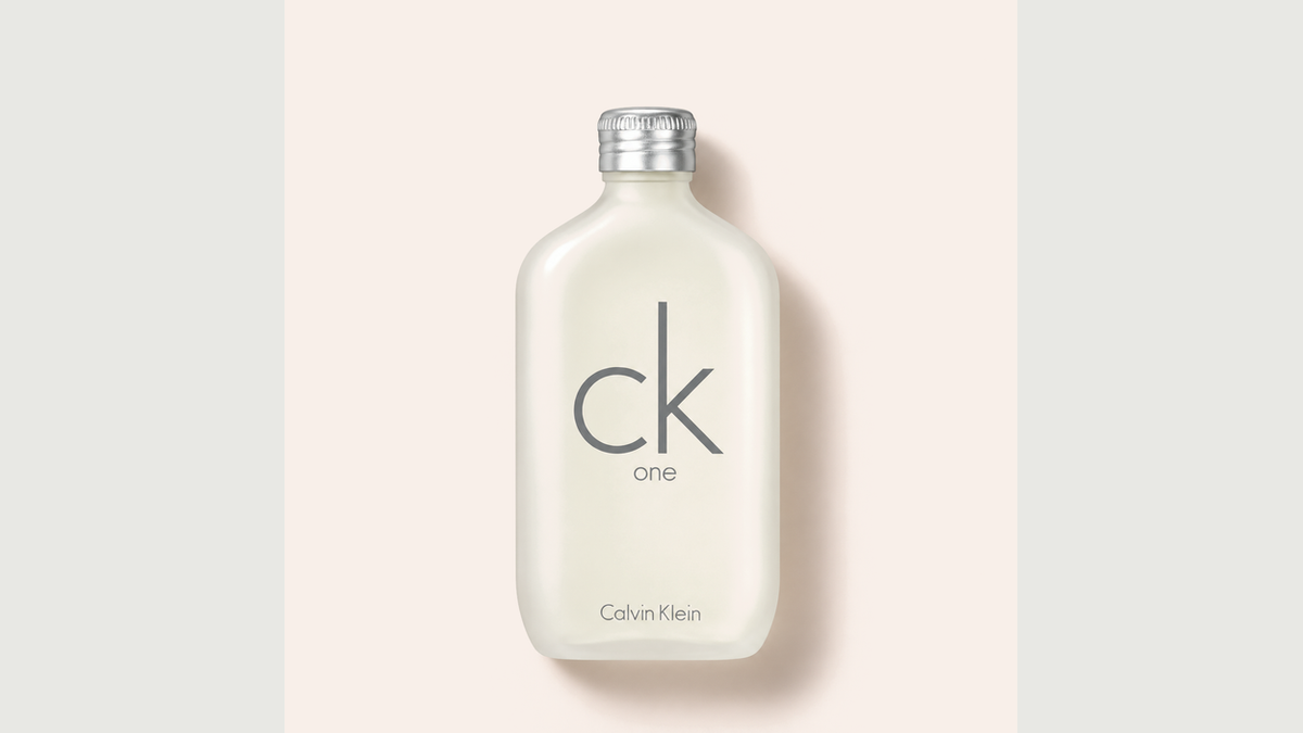 Stvarna bočica Calvin Klein CK One za temu njušne prilagodbe na vlastiti parfem