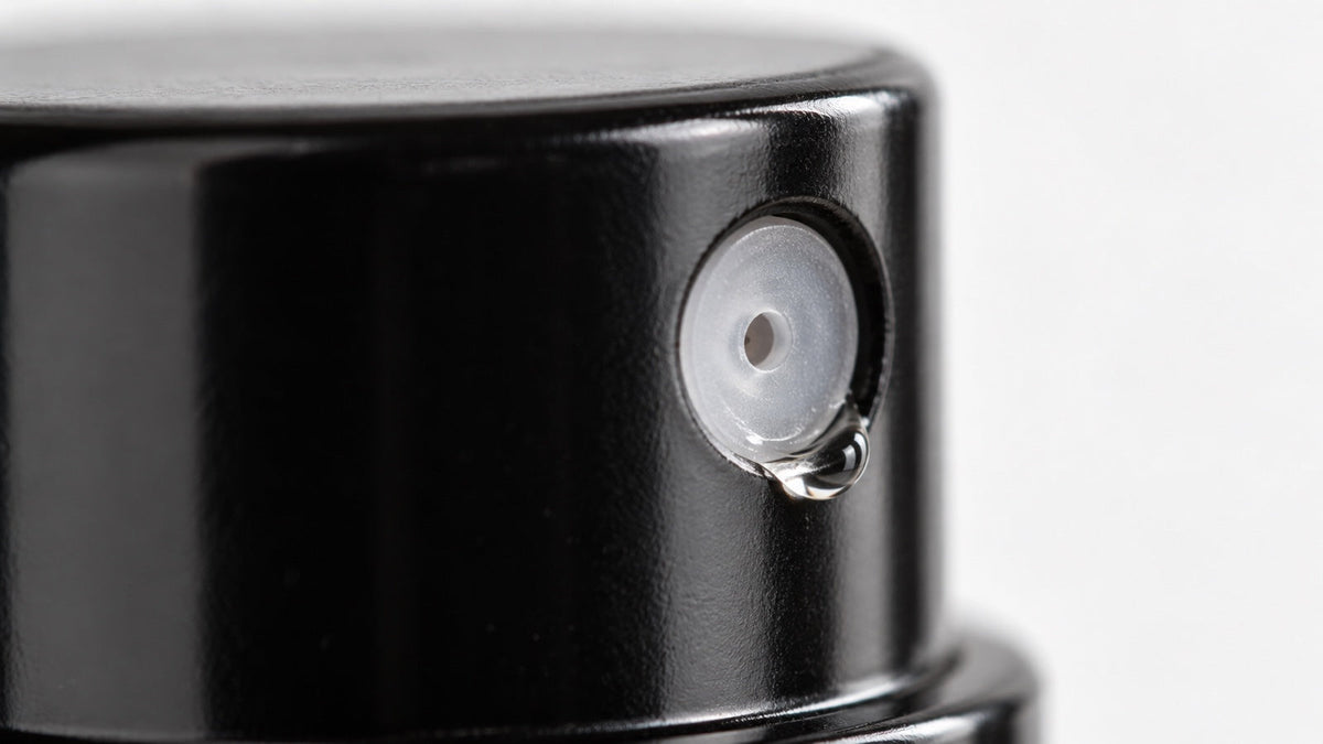 Ultra makro detail atomizéru parfémového vzorku.