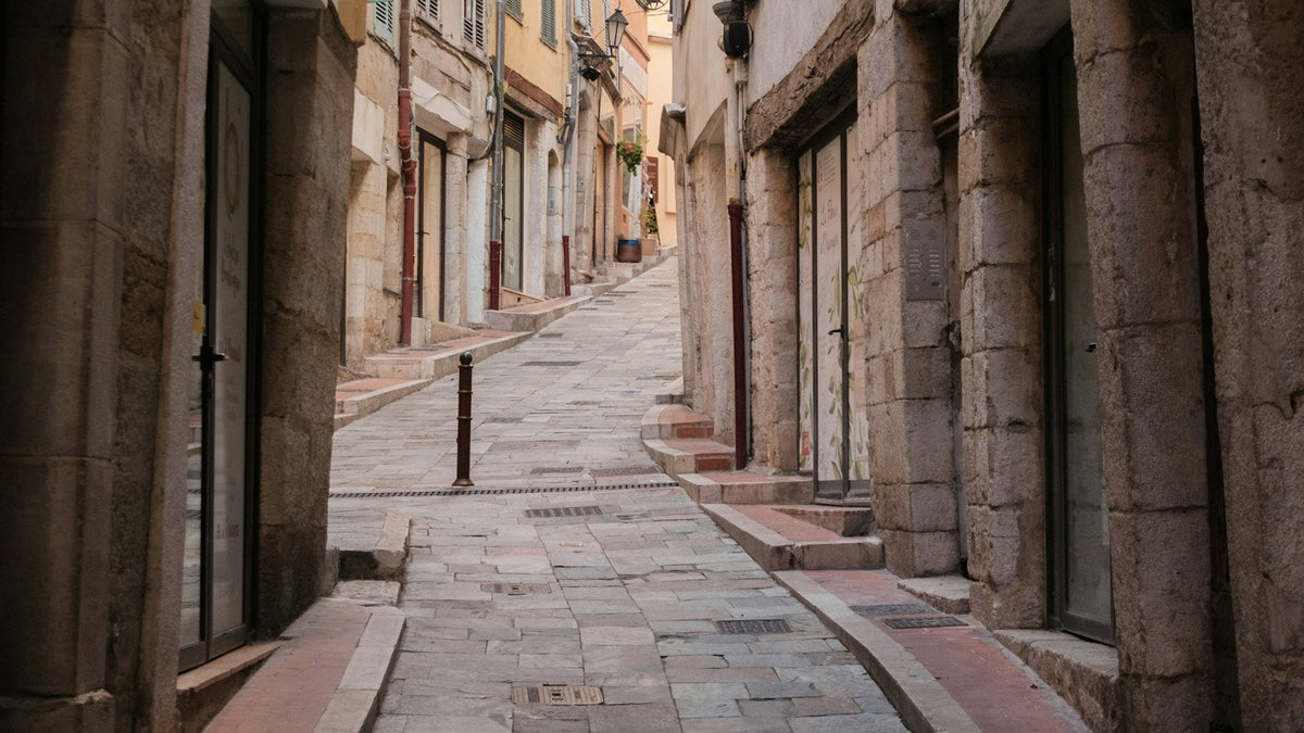 Historische Gasse in Grasse in Südfrankreich