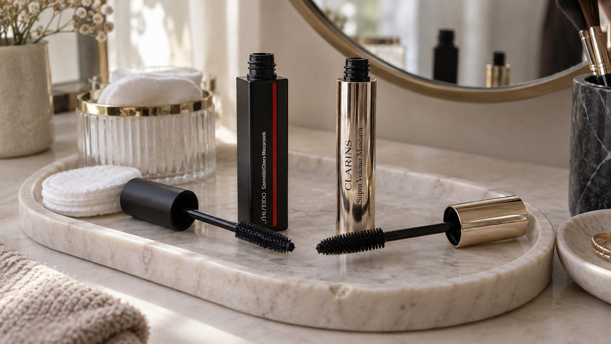 Řasenky s kartáčky na mramorovém toaletním stolku