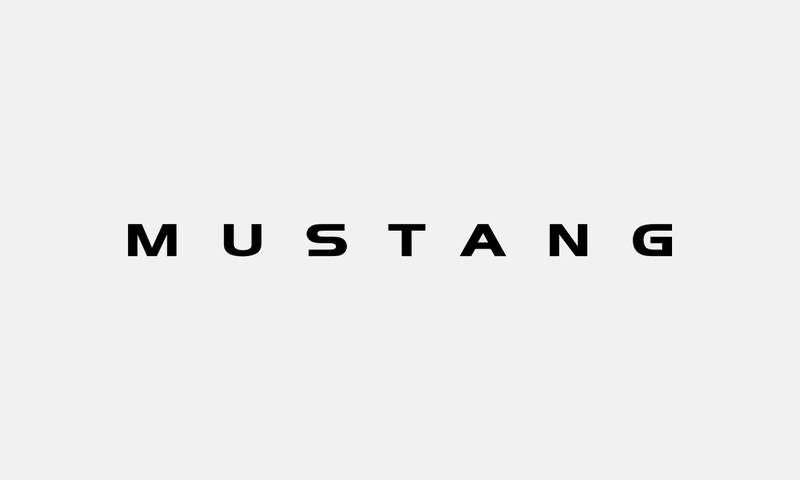 Ford Mustang – černé logo na světle šedém pozadí