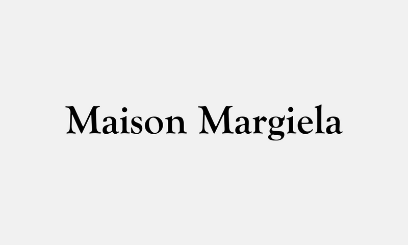 Maison Margiela – černé logo na světle šedém pozadí