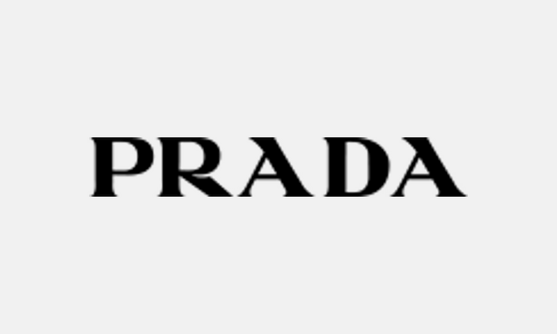 Prada – černé logo na světle šedém pozadí
