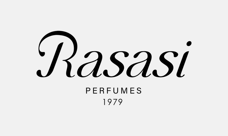 Rasasi – černé logo na světle šedém pozadí