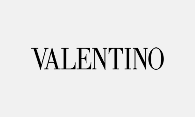 Valentino – černé logo na světle šedém pozadí