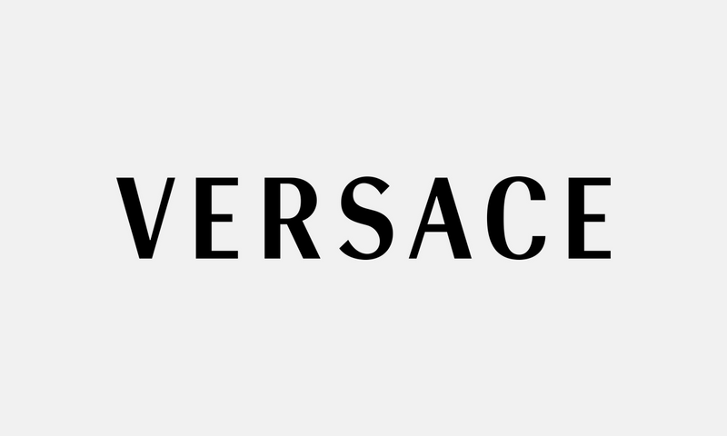 Versace – černé logo na světle šedém pozadí