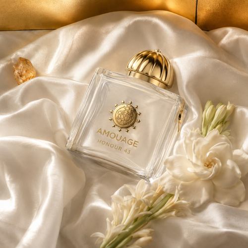 Amouage Honour 43 Woman v perleťovém zátiší s bílými květy – MrRizz