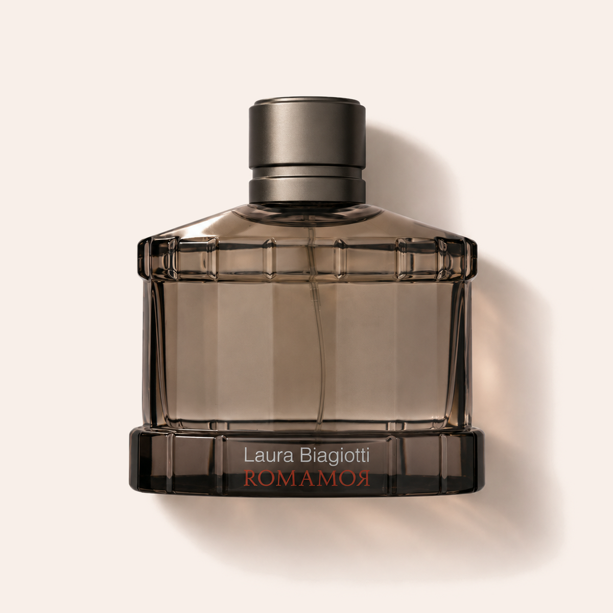 Laura Biagiotti Romamor Uomo EDT 125 ml na pozadí #f8efe9 – MrRizz
