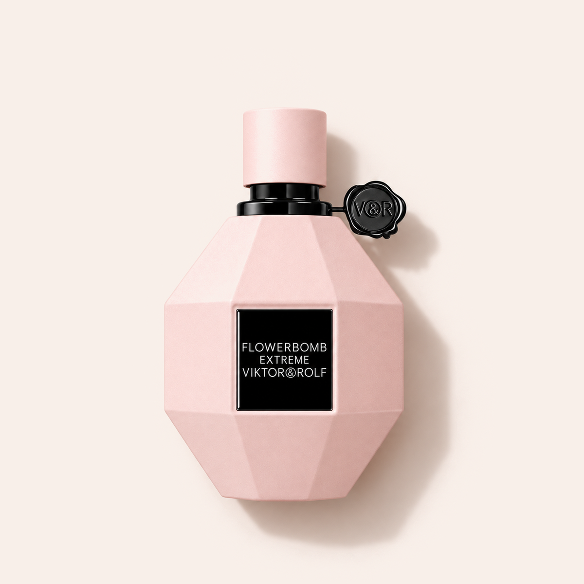 Viktor & Rolf Flowerbomb Extreme EDP 100 ml, flakon na světle růžovém pozadí – MrRizz