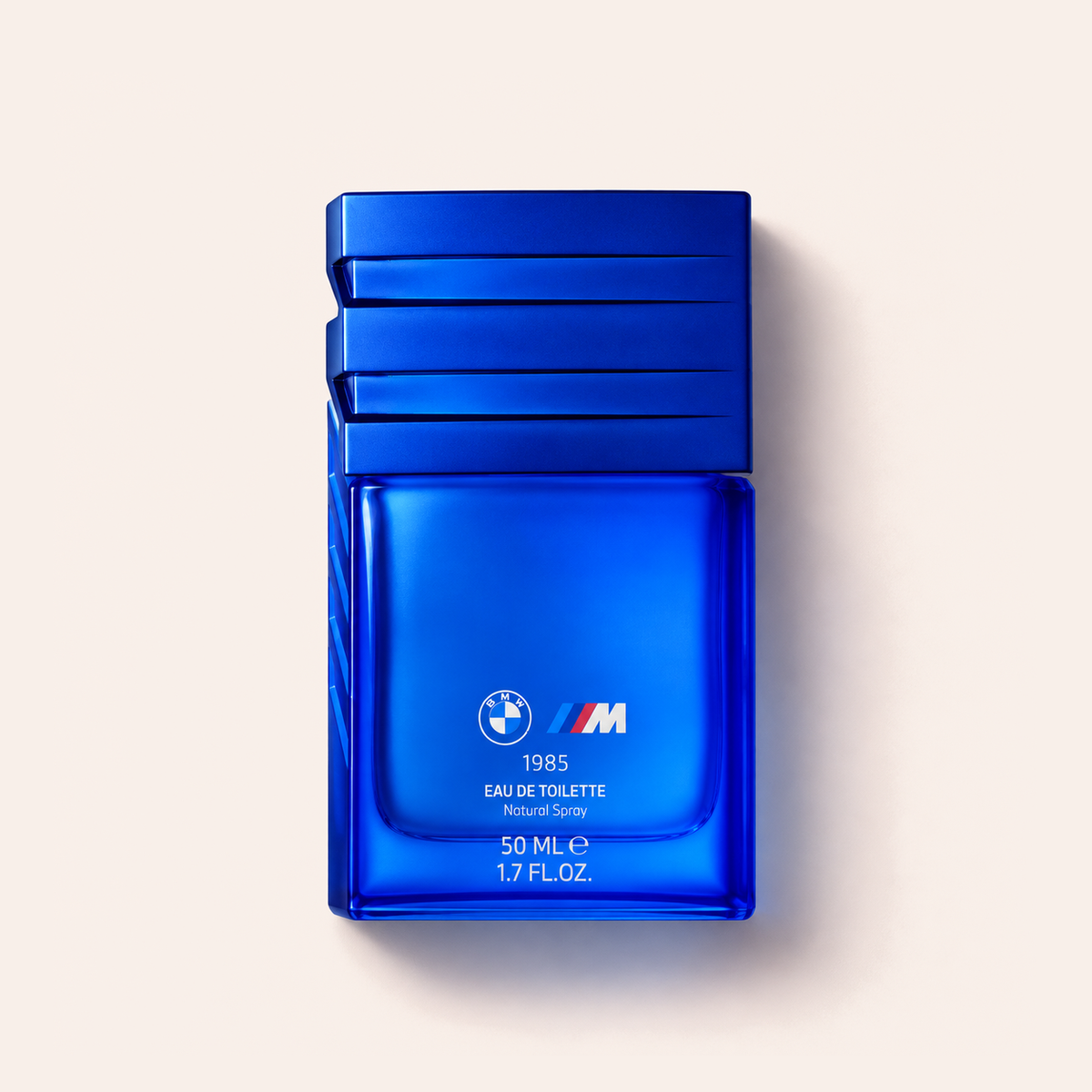 BMW M 1985 EDT 50 ml – titulní fotografie modrého flakonu položeného na béžovém pozadí – MrRizz