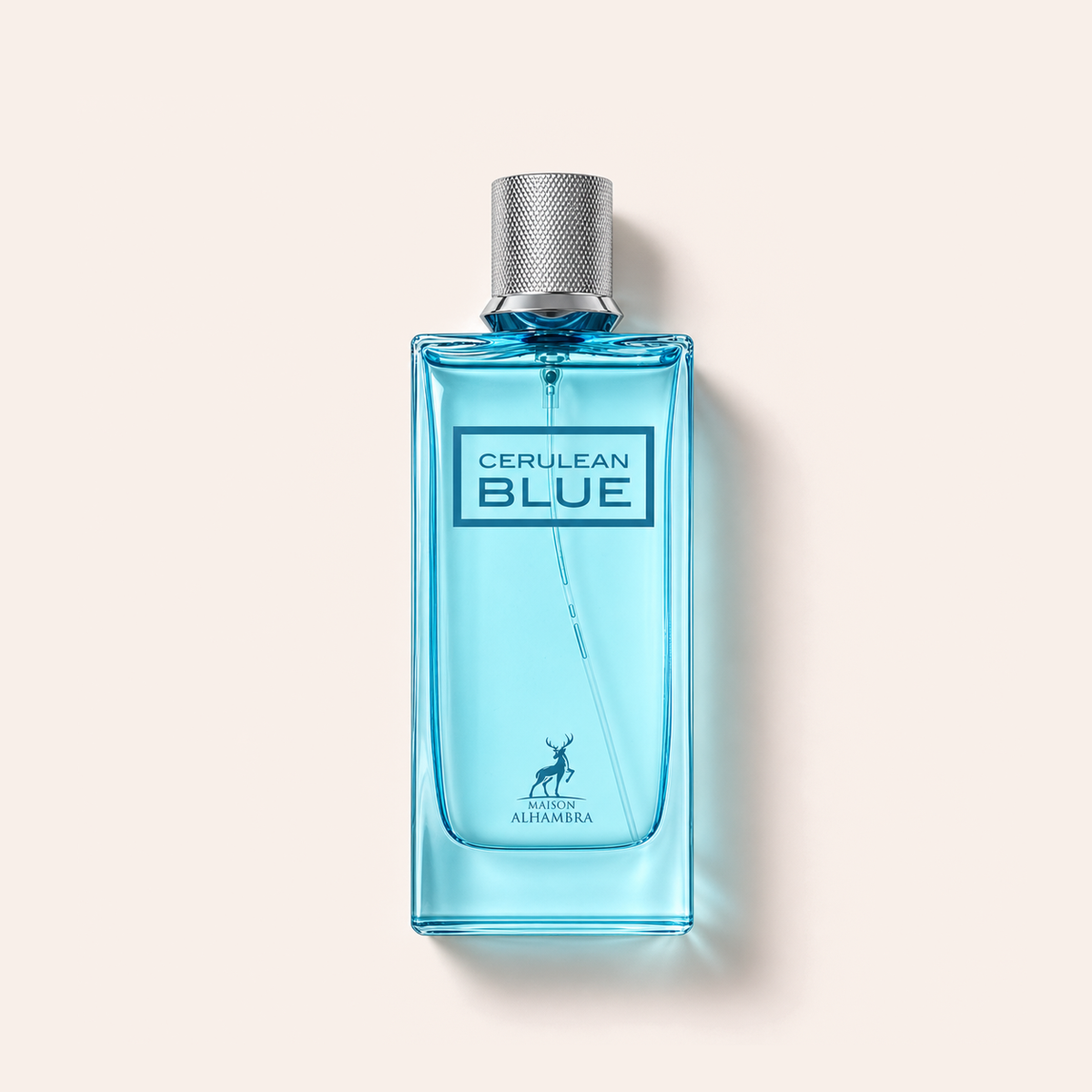 Maison Alhambra Cerulean Blue EDP 100 ml – titulní fotografie modrého flakonu položeného na béžovém pozadí – MrRizz