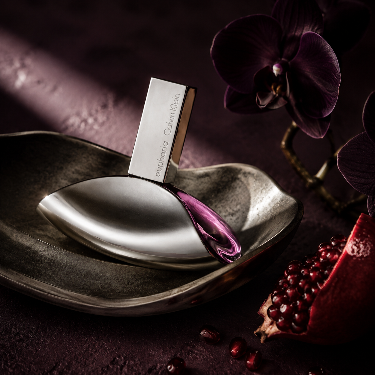 Calvin Klein Euphoria EDP v tmavém zátiší s orchidejí a granátovým jablkem – MrRizz