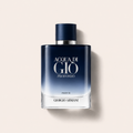Flakon parfému Giorgio Armani Acqua di Giò Profondo Parfum na světlém pozadí – MrRizz