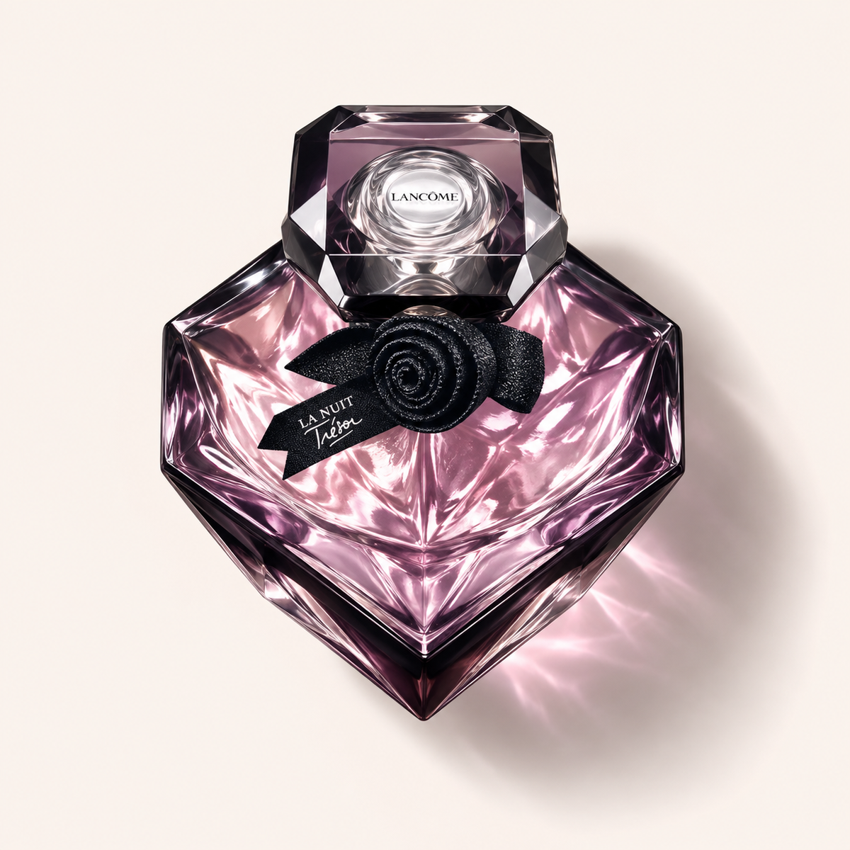 Lancôme La Nuit Trésor EDP 50 ml ležící na růžovobéžovém pozadí – MrRizz