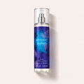 Britney Spears Midnight Fantasy tělový sprej 236 ml ležící na růžovobéžovém pozadí – MrRizz
