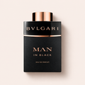 Bvlgari Man in Black EDP 100 ml na světlém pozadí – MrRizz