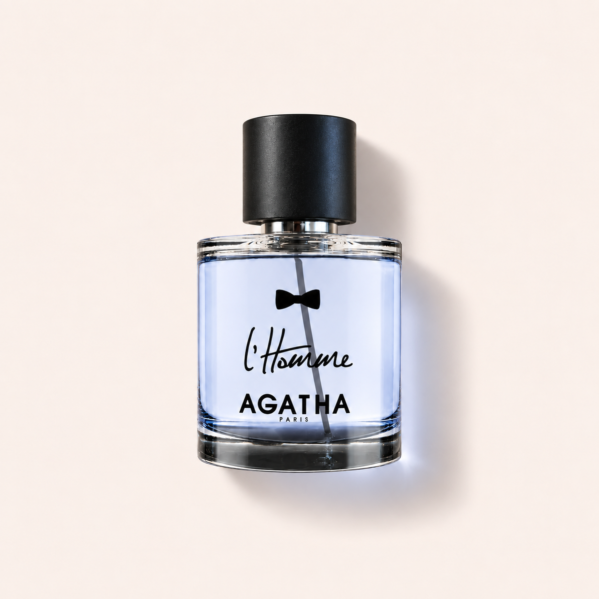 Flakon Agatha Paris L'Homme Azur EDP 100 ml na béžovém pozadí – MrRizz