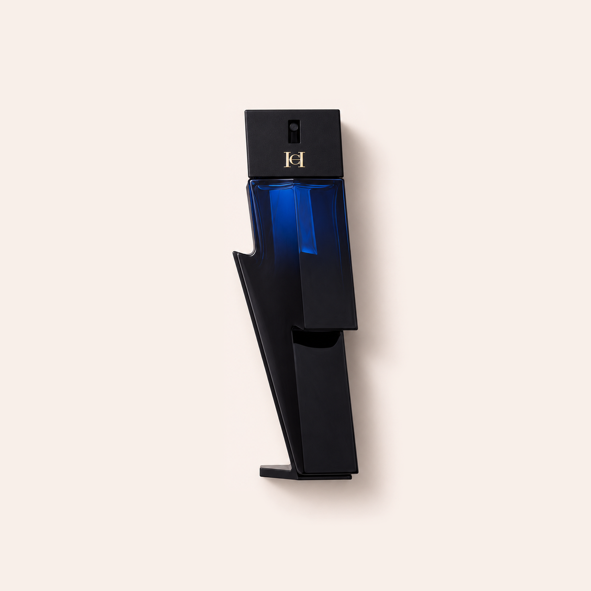 Flakon parfému Carolina Herrera Bad Boy Cobalt Elixir EDP 50 ml na béžovém pozadí – MrRizz