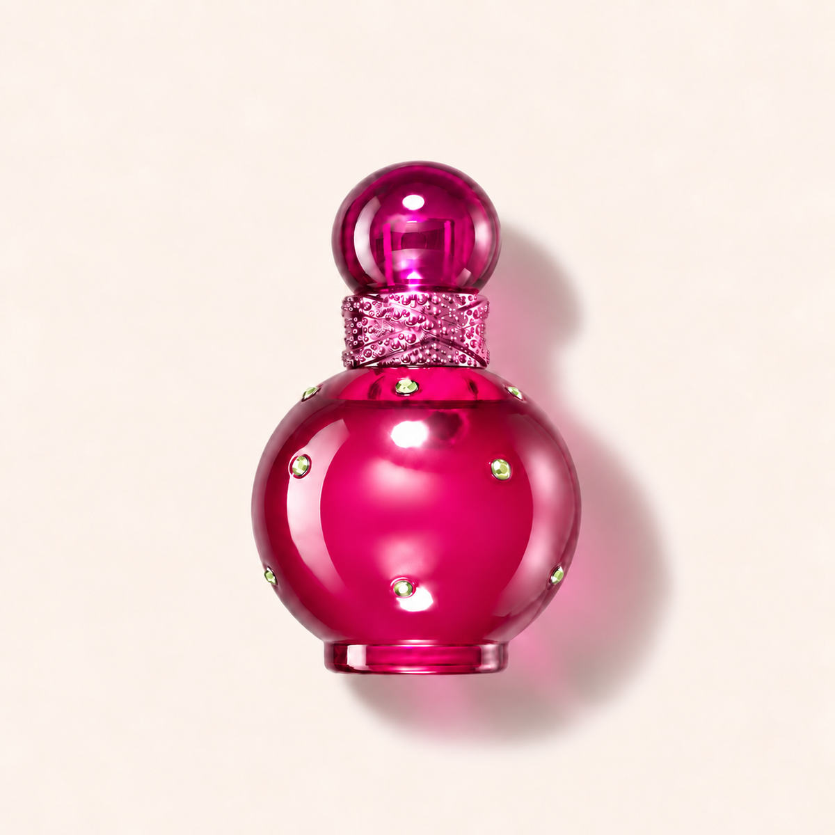 Flakon Britney Spears Fantasy EDP 30 ml na béžovém pozadí – MrRizz