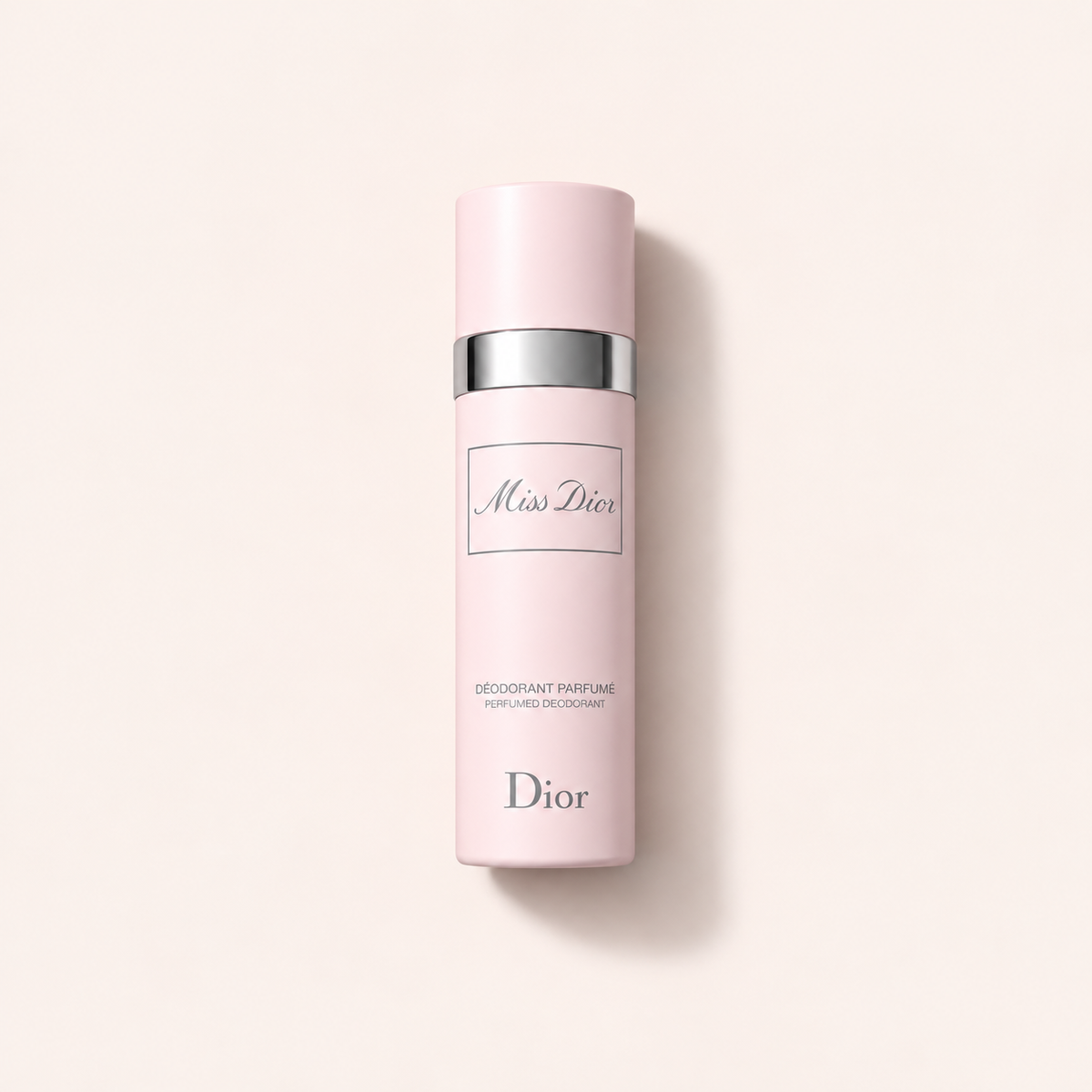 Růžový deodorant ve spreji Dior Miss Dior 100 ml se stříbrným páskem na světlém pozadí – MrRizz