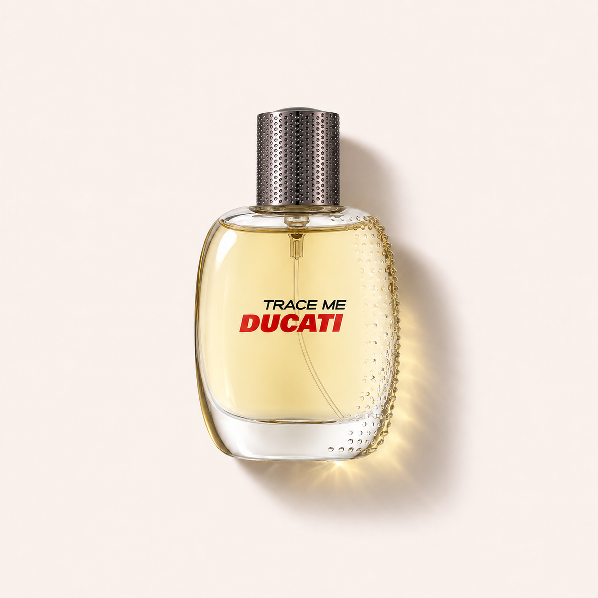 Flakon pánské toaletní vody Ducati Trace Me EDT 100 ml se stříbrným uzávěrem na světlém pozadí – MrRizz