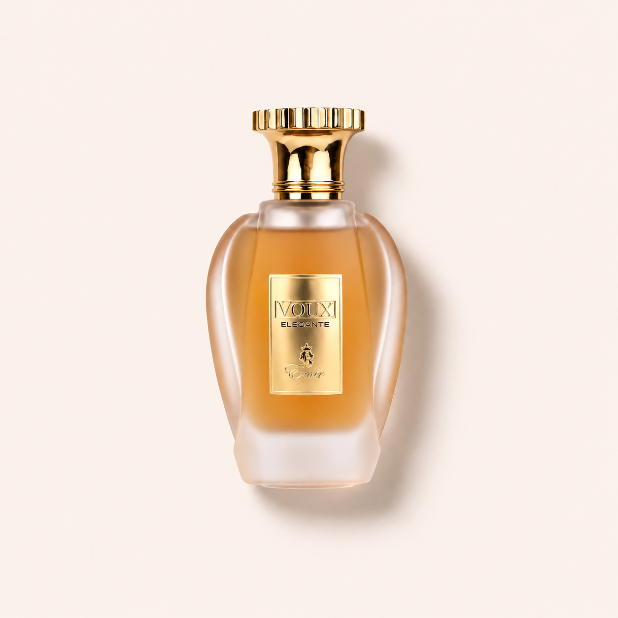 Matný jantarový flakon Emir Voux Elegante EDP se zlatým uzávěrem na světlém pozadí – MrRizz