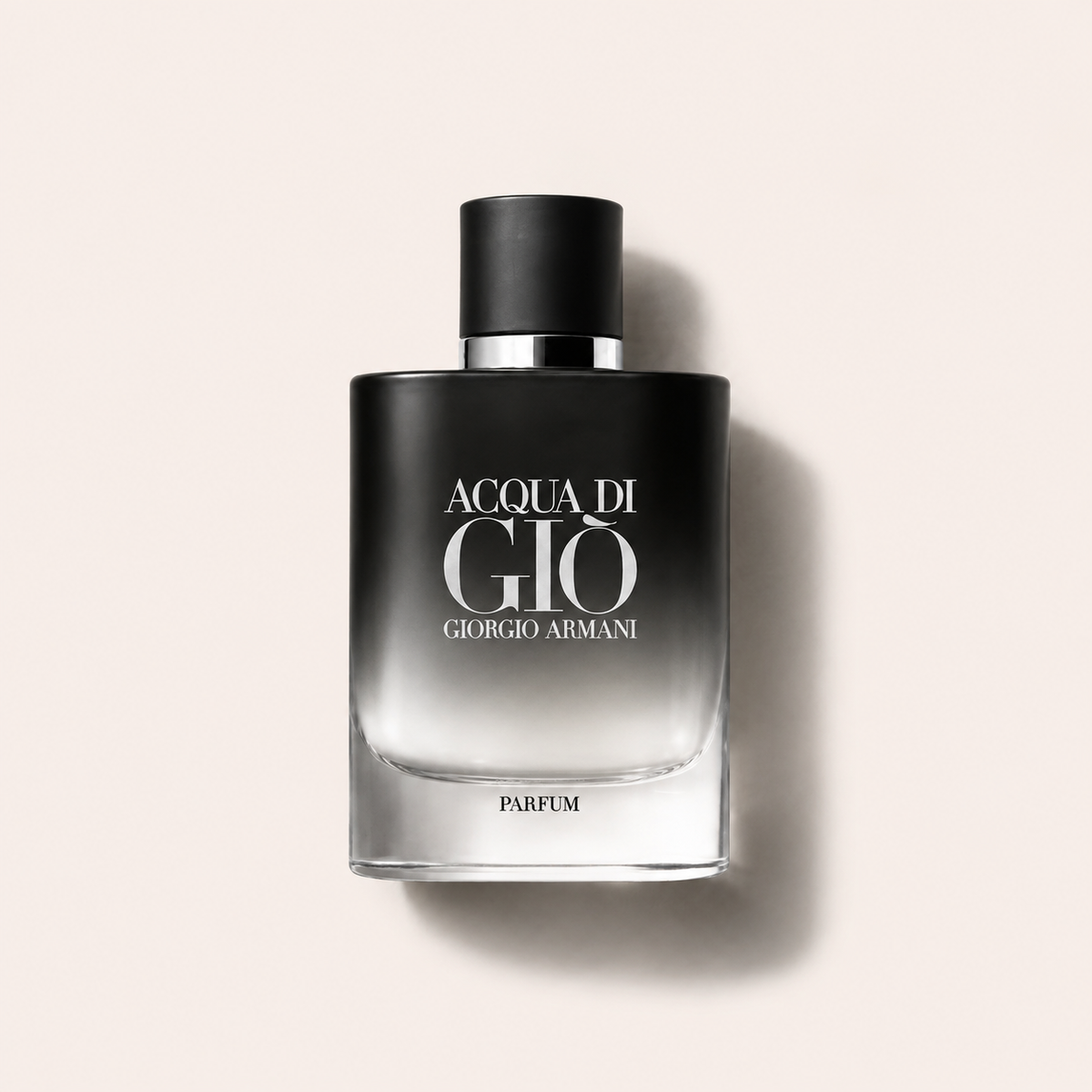 Flakon Giorgio Armani Acqua di Giò Parfum 75 ml na světlém pozadí – MrRizz