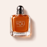 Giorgio Armani Emporio Armani Stronger With You Intensely EDP 100 ml na jemně růžovém pozadí – MrRizz