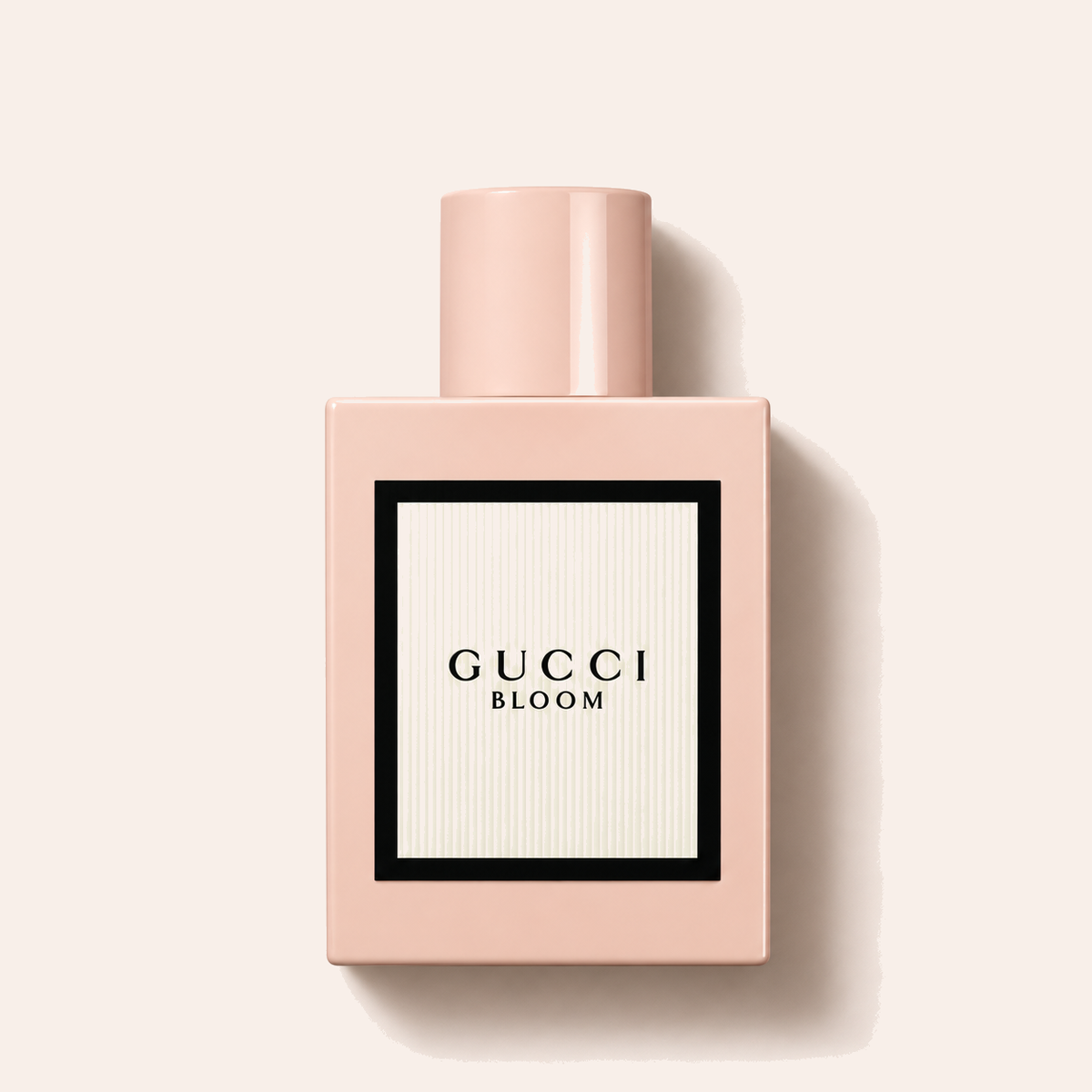 Flakon Gucci Bloom EDP 50 ml na béžovém pozadí – MrRizz