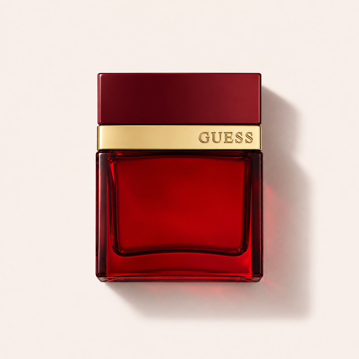 Flakon GUESS Seductive Homme Red EDT 100 ml na pudrově růžovém pozadí – MrRizz