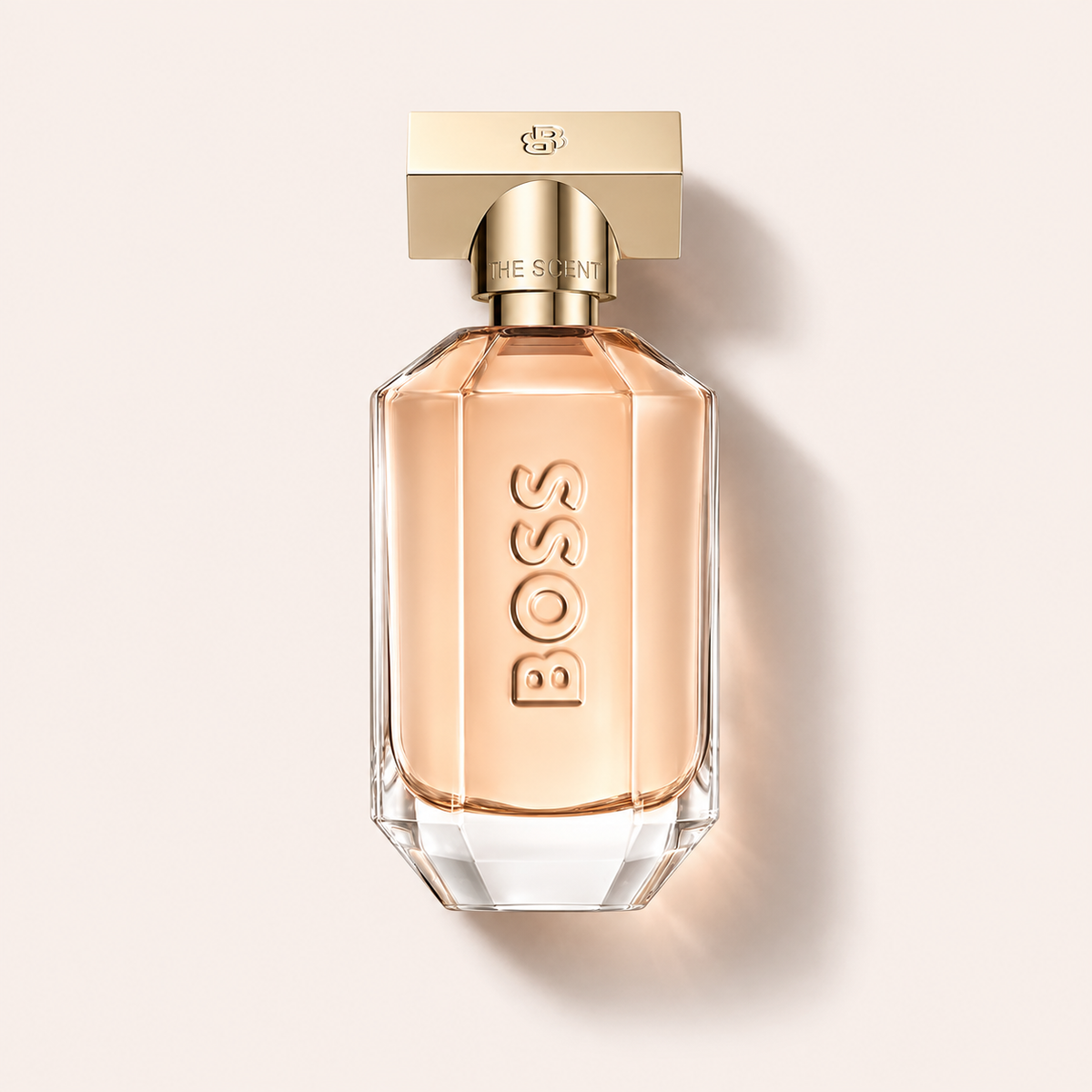 Flakon HUGO BOSS Boss The Scent for Her EDP 100 ml na pudrově růžovém pozadí – MrRizz