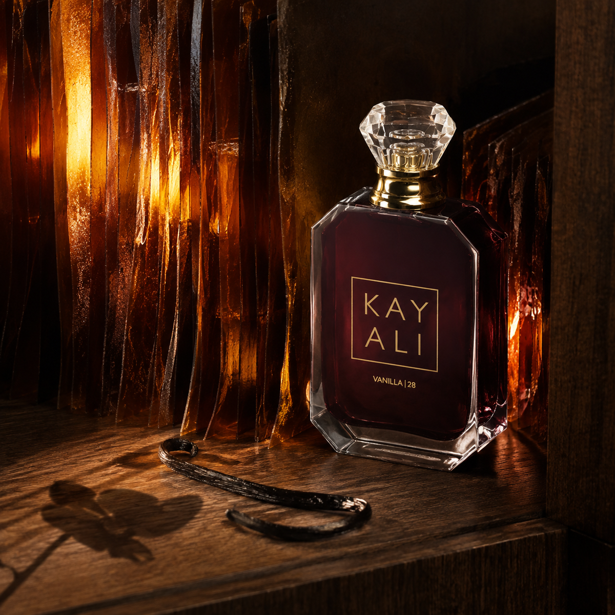 Kayali Vanilla 28 na tmavém dřevě s vanilkovým luskem a jantarovými skleněnými pásy – MrRizz