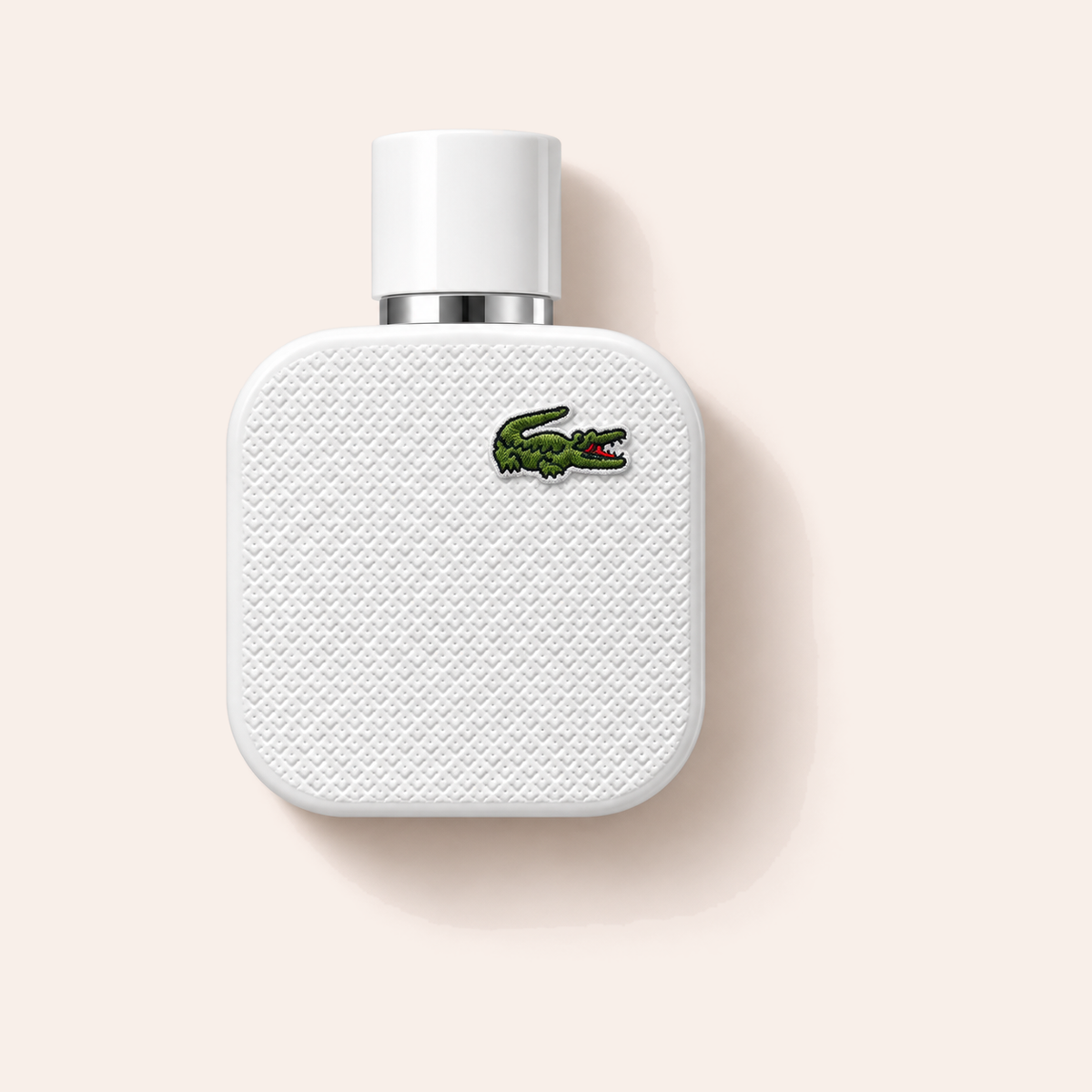 Lacoste L.12.12 Blanc EDT 50 ml na jemně růžovém pozadí – MrRizz