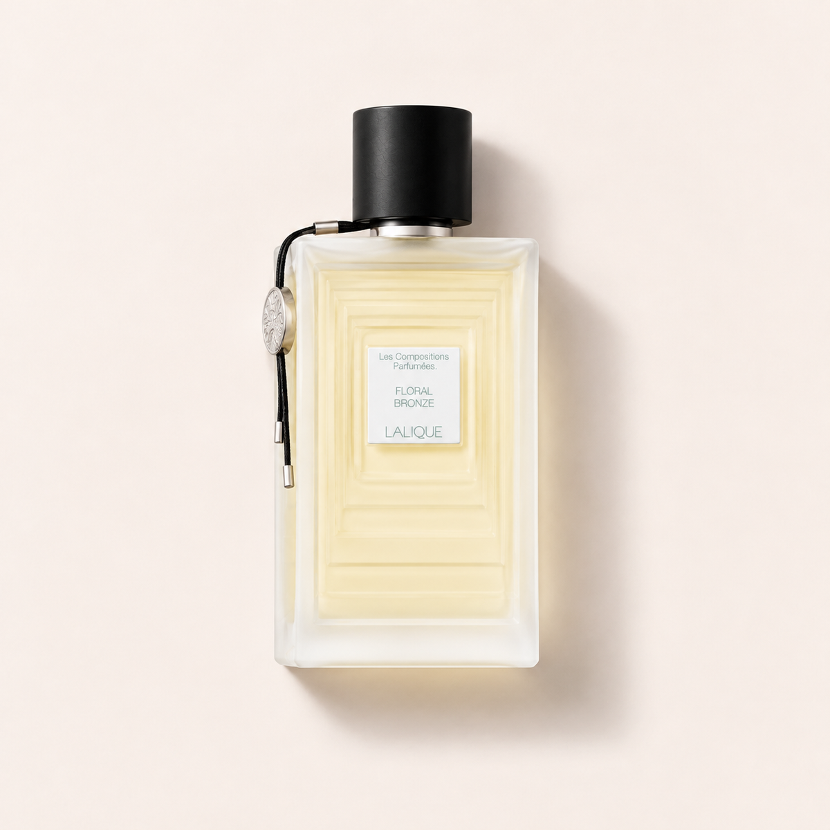 Flakon parfémované vody Lalique Floral Bronze 100 ml na světlém pozadí – MrRizz