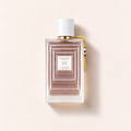 Flakon parfémované vody Lalique Velvet Plum 100 ml na světlém pozadí – MrRizz