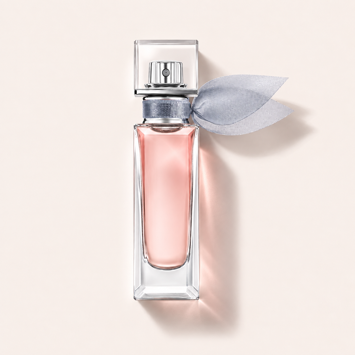 Flakon Lancôme La Vie Est Belle EDP 15 ml na pudrově růžovém pozadí – MrRizz
