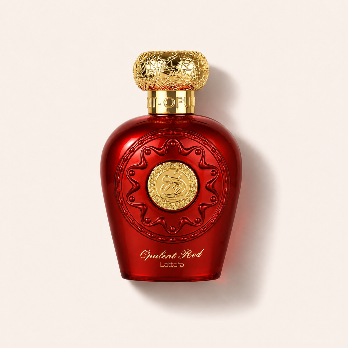 Flakon Lattafa Opulent Red EDP 100 ml na pudrově růžovém pozadí – MrRizz