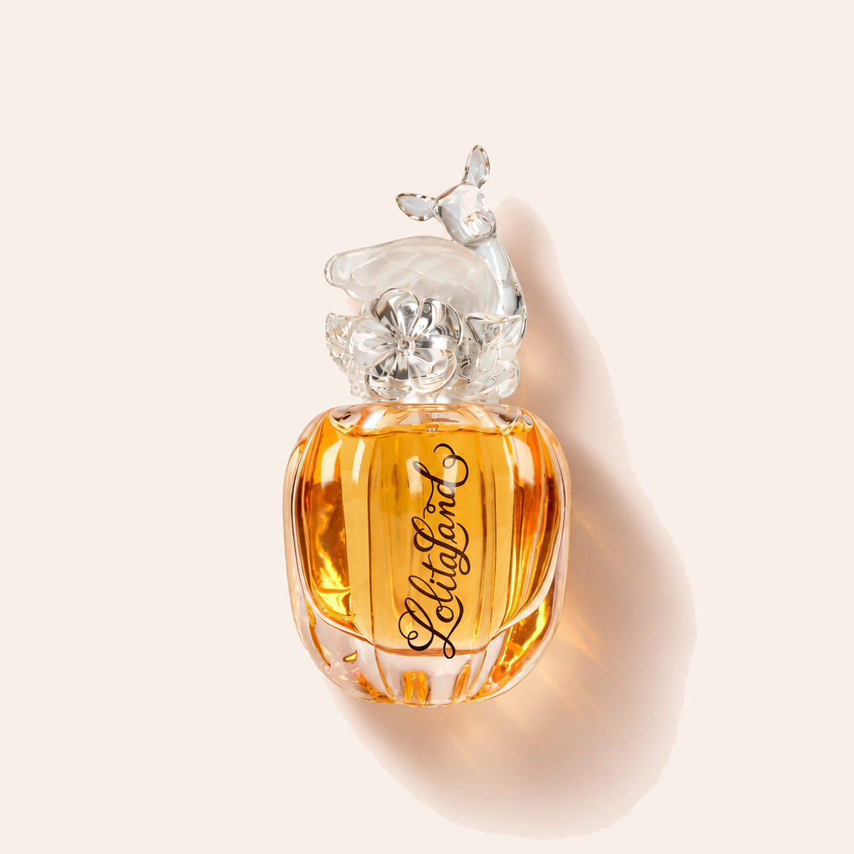 Flakon Lolita Lempicka LolitaLand EDP 40 ml na béžovém pozadí – MrRizz