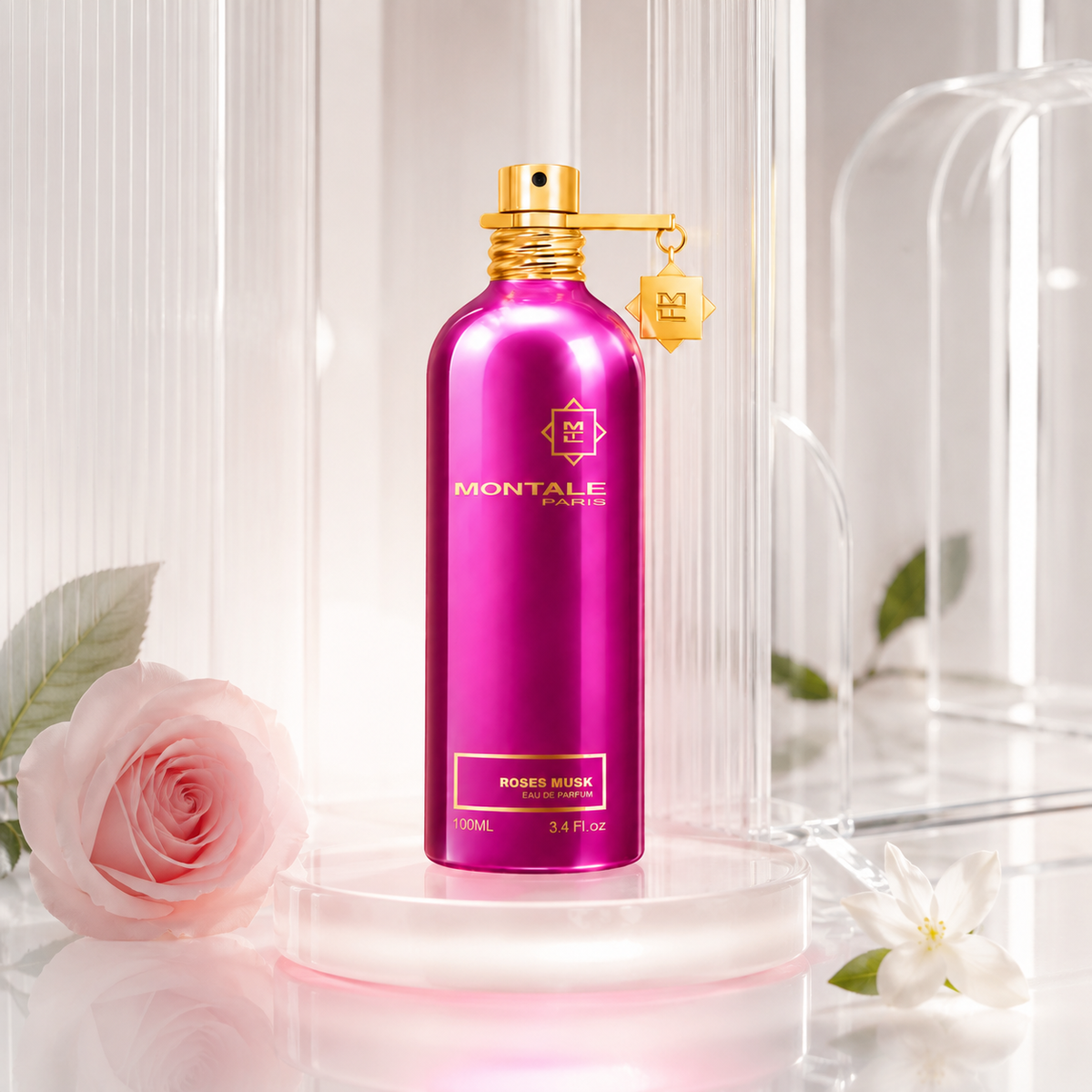 Montale Roses Musk ve světlém skleněném zátiší s růžovou růží a bílým květem – MrRizz