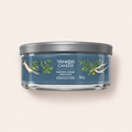 YankeeCandle SignatureBaysideCedar340g – titulní produktová fotografie – MrRizz
