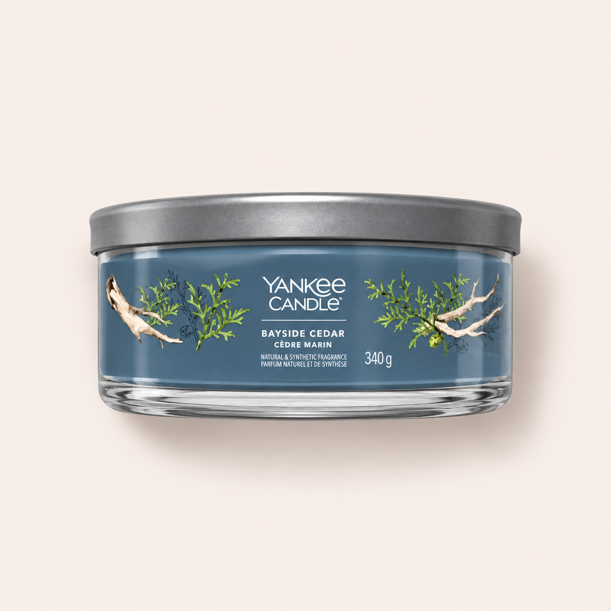 YankeeCandle SignatureBaysideCedar340g – titulní produktová fotografie – MrRizz