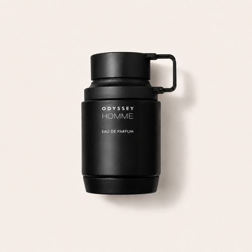 Černý flakon Armaf Odyssey Homme EDP s bočním držadlem na světlém pozadí – MrRizz