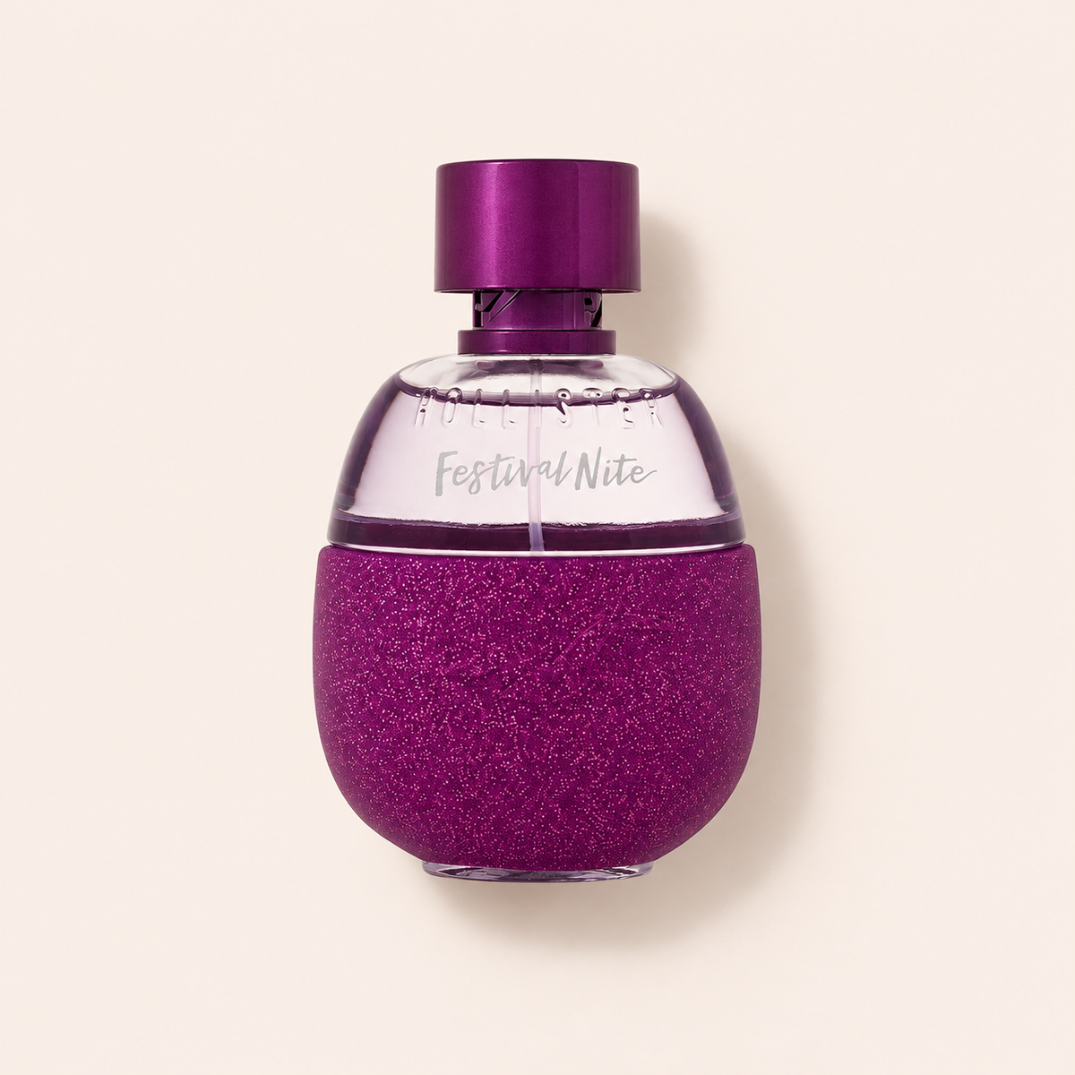 Hollister Festival Nite 100 ml – produktová fotografie na béžovém pozadí MrRizz
