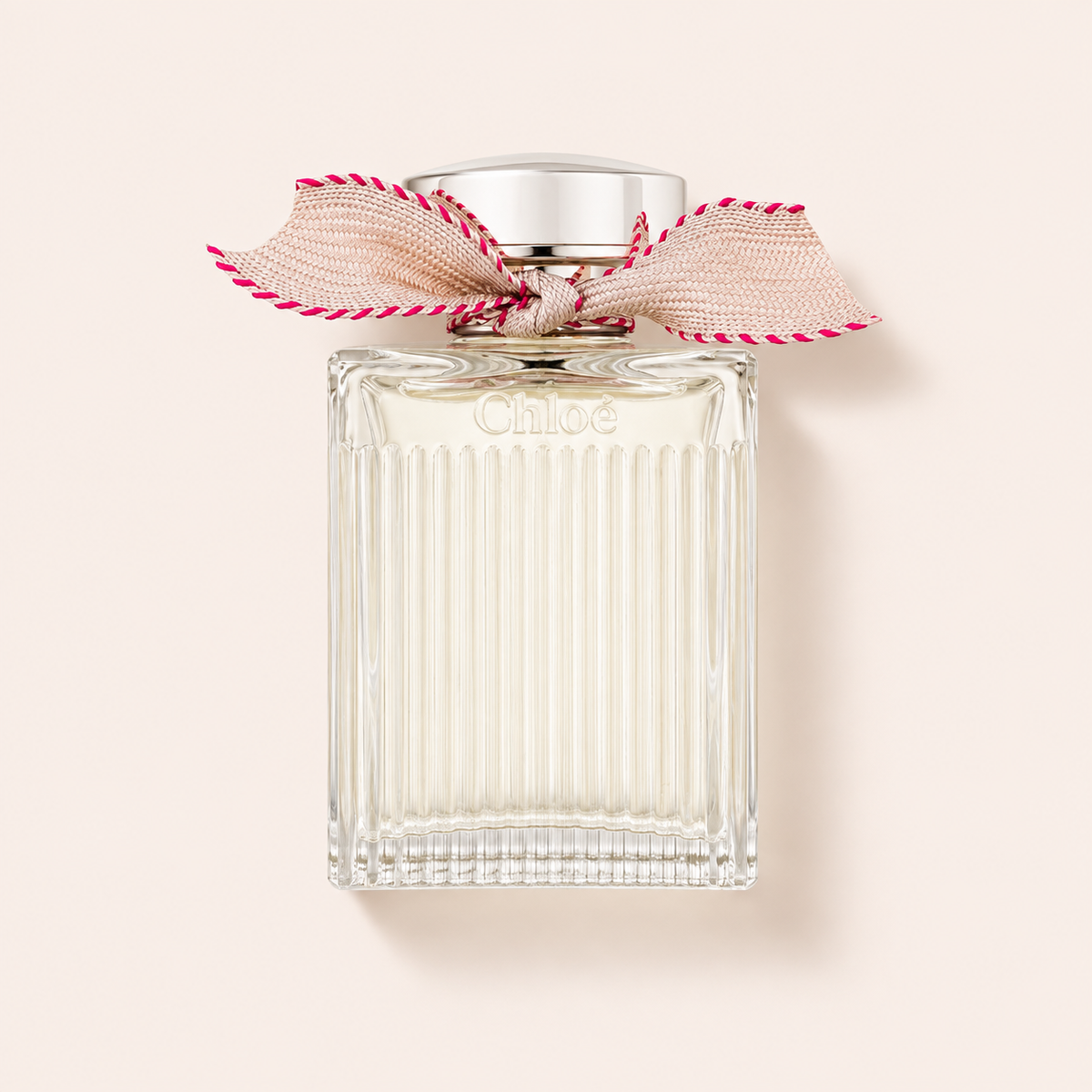 Chloé Chloe L'Eau De Parfum Lumineuse 100 ml – produktová fotografie na béžovém pozadí MrRizz