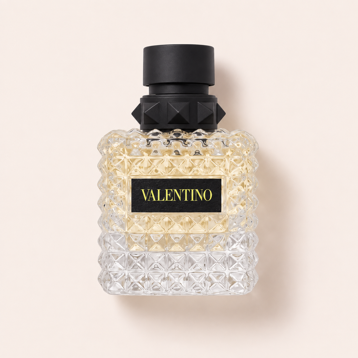 Valentino Donna Born in Roma Yellow Dream 50 ml – produktová fotografie na béžovém pozadí MrRizz