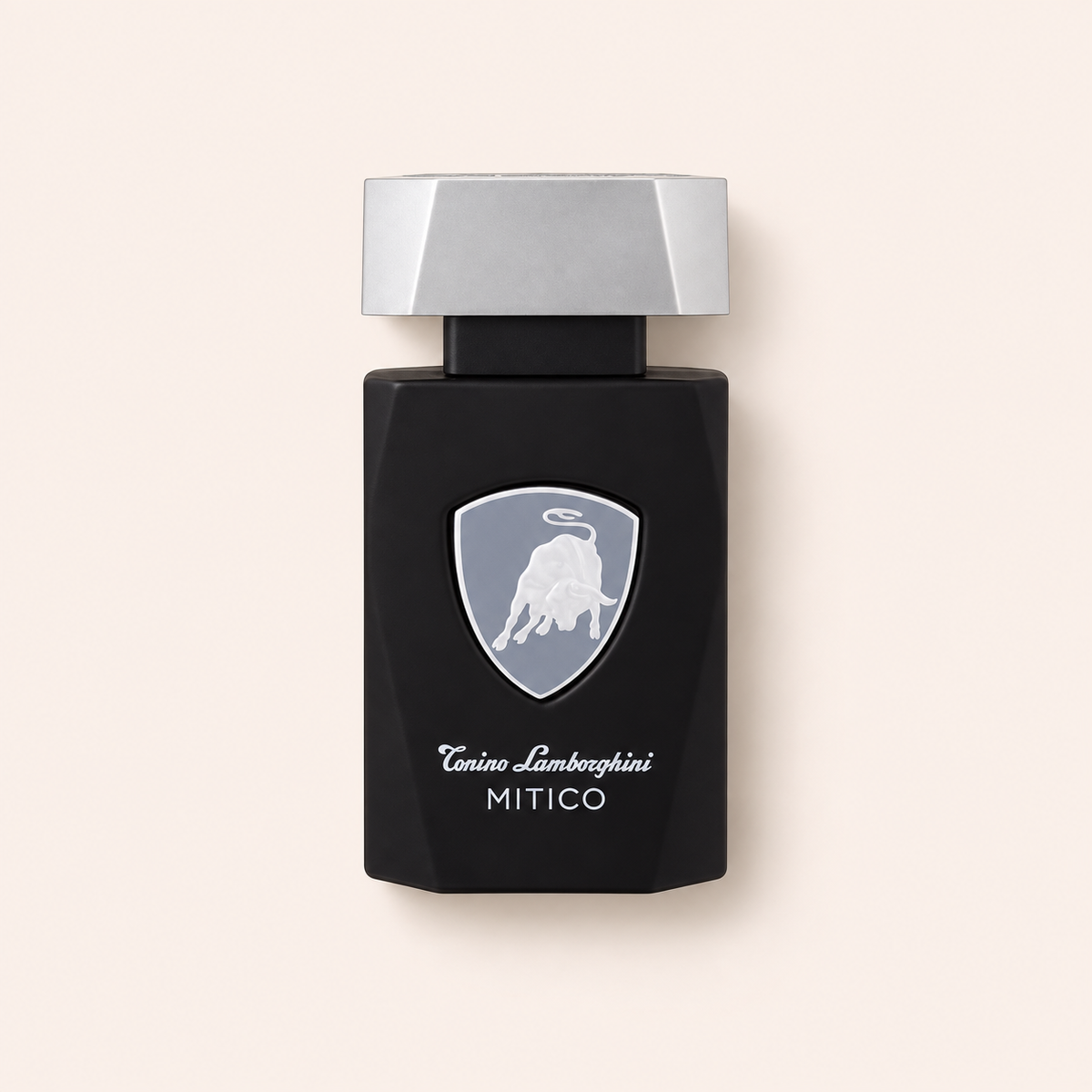 Lamborghini Mitico 75 ml – produktová fotografie na béžovém pozadí MrRizz