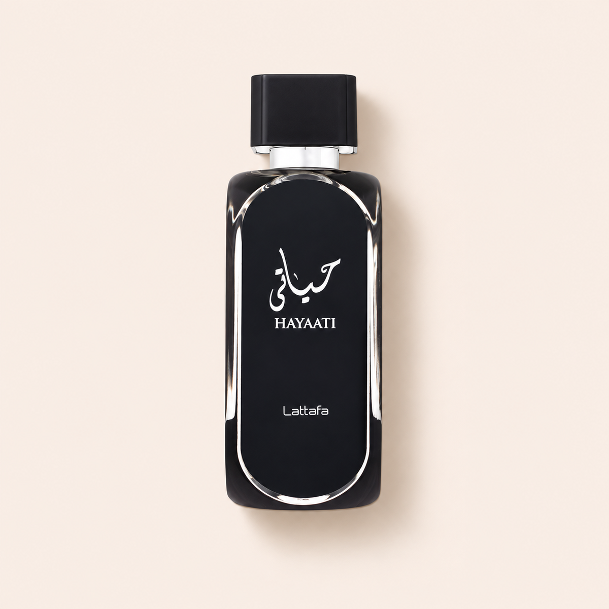 Lattafa Hayaati 100 ml – produktová fotografie na béžovém pozadí MrRizz