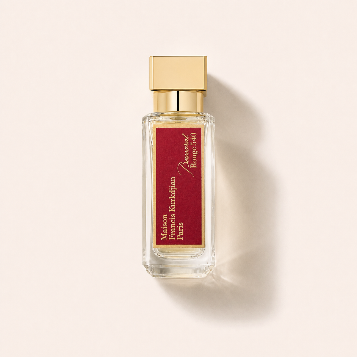 Úzký flakon Maison Francis Kurkdjian Baccarat Rouge 540 EDP 35 ml s červenou etiketou na světlém pozadí – MrRizz