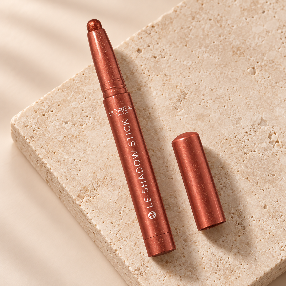 L'Oréal Paris Le Shadow Stick 1,4 ml – produkt v prostředí