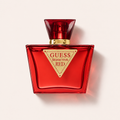 GUESS Seductive Red EDT 75 ml, červený dámský flakon položený na zádech – MrRizz